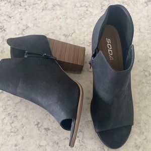 Black heel bootie, open toe, zip side, size 8,5